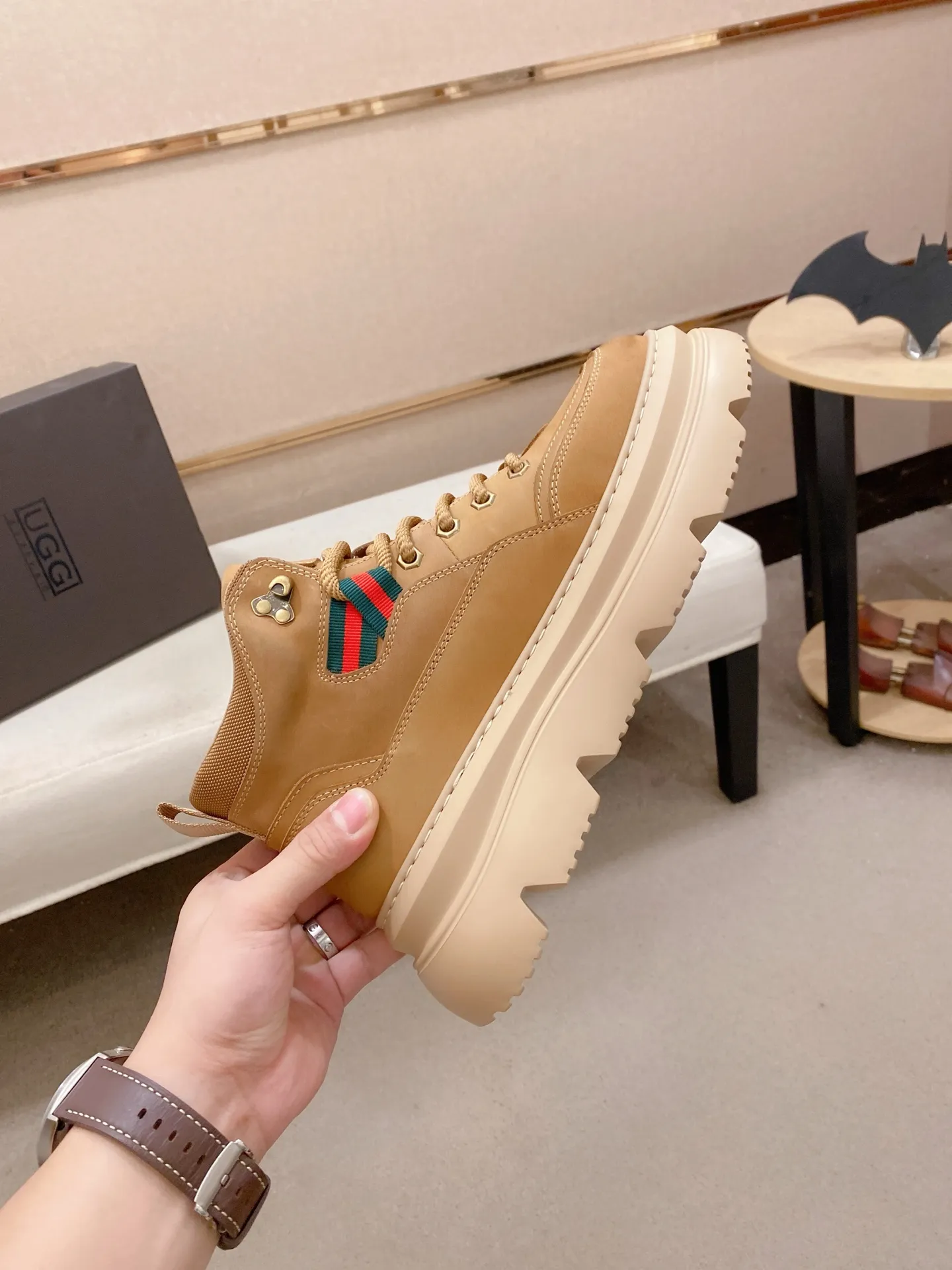 Factory price: 700💰New UGG fur-integrated men's simple and fashionable snow shoes. The most worth buying at the end of this year are warm casual shoes. Whether you are out and about at home, their comfortable and warm performance will be your most suitable fashion companion! The material is cowhide upper and imported wool is used inside. Two layers of cowhide for warmth and comfort! The eva+ rubber patch outsole is cushioned, non-slip and wear-resistant, and has good elasticity. It is light and wear-resistant, comfortable and soft, and the new simple cut is more fashionable. It has both practicality and fashion sense, so you no longer have to worry about how to match it in winter, while still maintaining your fashionable taste. High-quality genuine wool produced in Dongguan. The material depends on the details! Size: 39-40-41-42-43-44-45 sneaker size